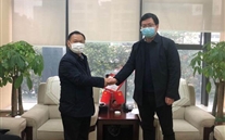 志同道合，共克时艰——大渡口区红十字会为潜能集团送来捐赠证书