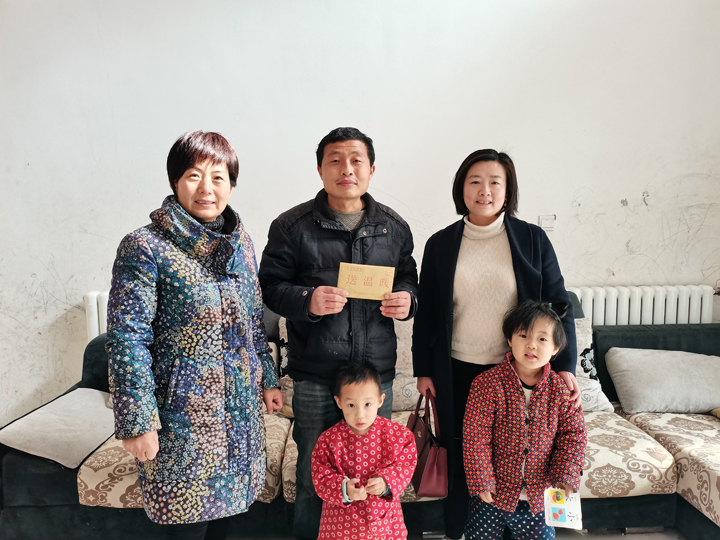 成武公司总司理尹晓莉、工会主席袁洁到员王国建家中送温暖2
